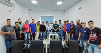 Presidente Sérgio Leal e vereadores realizaram reunião com categoria de motor uber para debater regularização da categoria