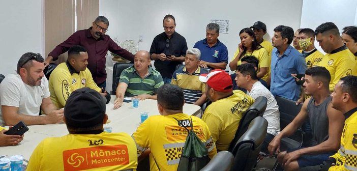 Vereadores participam de reunião com a categoria de mototaxistas