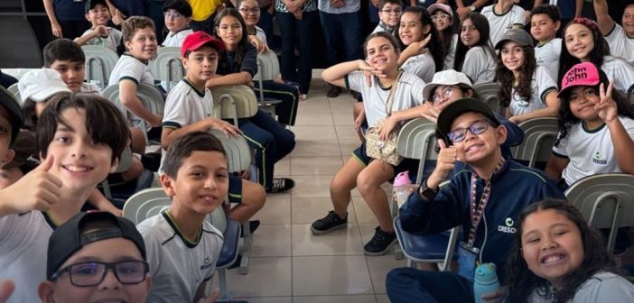 Câmara Municipal recebe visita de estudantes do 5º ano do Colégio Crescer para conhecer o parlamento municipal